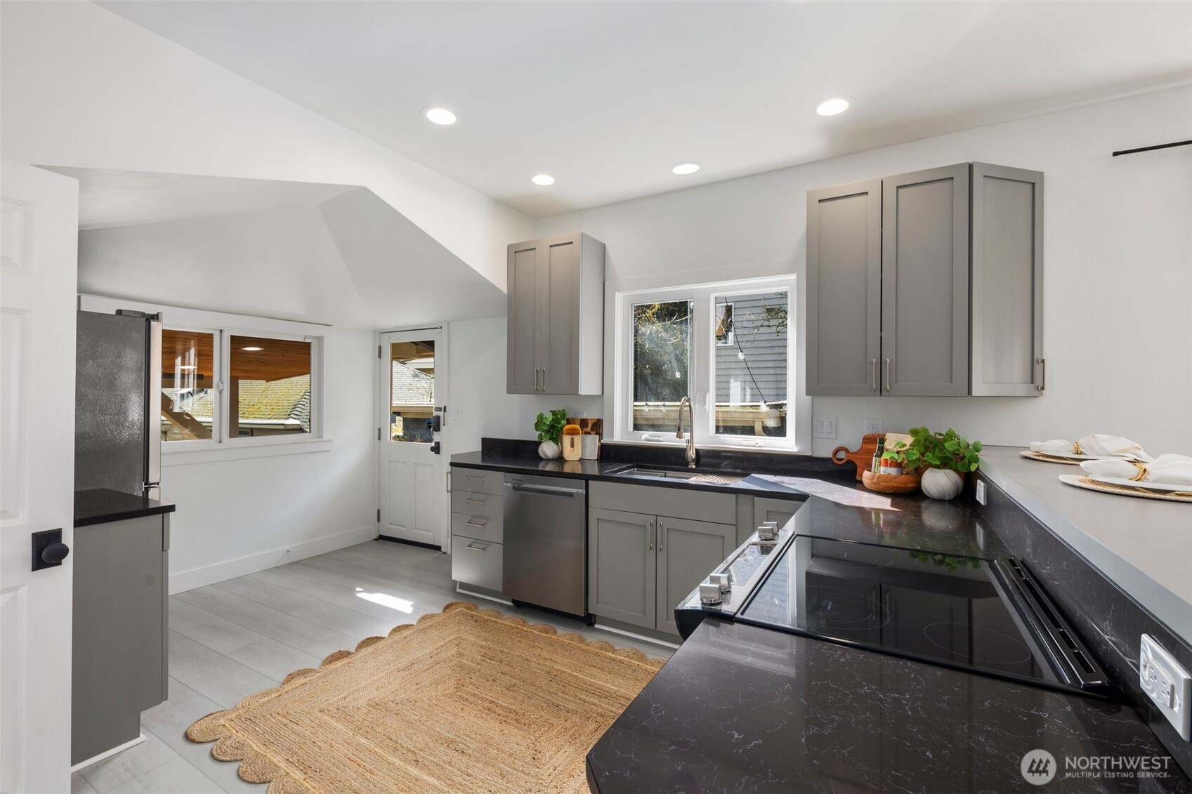 4642 Eastern Avenue North Seattle, WA 98103 - Photo 15 of 34