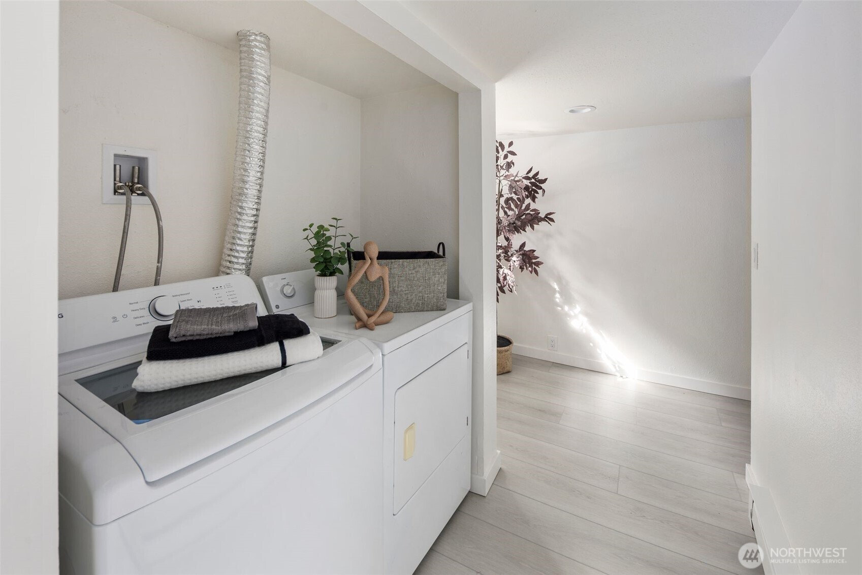 4642 Eastern Avenue North Seattle, WA 98103 - Photo 22 of 34