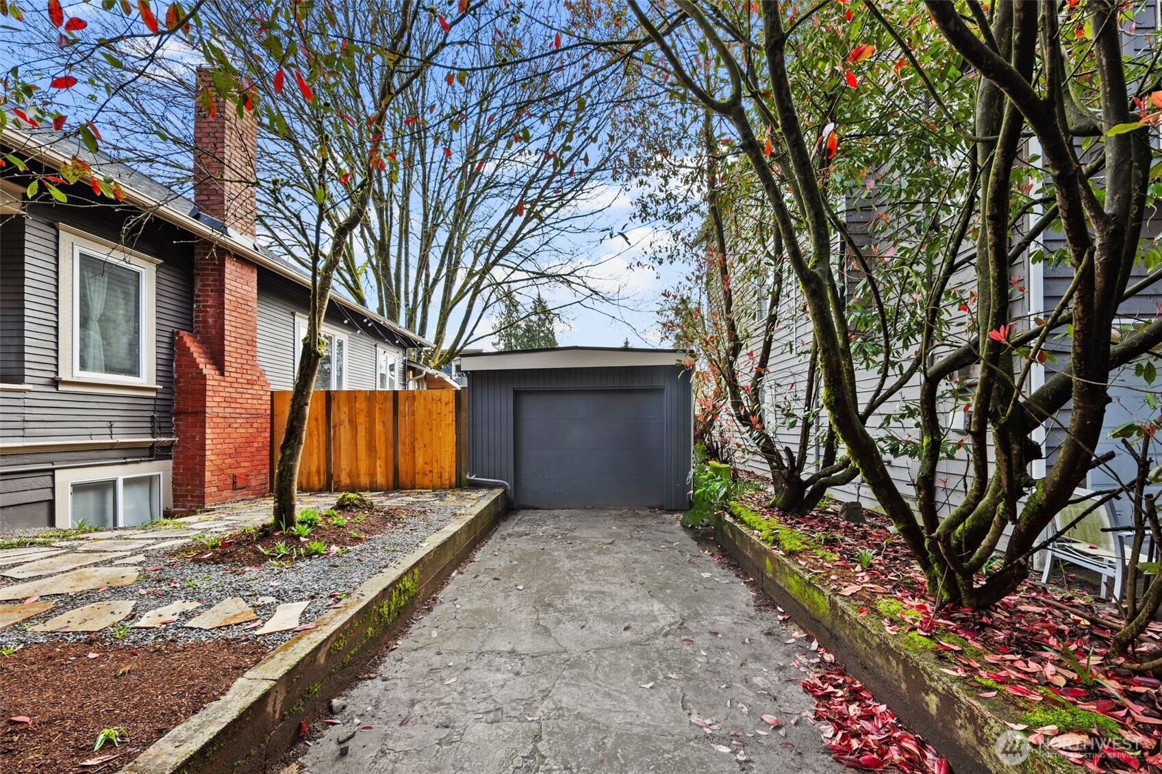 4642 Eastern Avenue North Seattle, WA 98103 - Photo 3 of 34