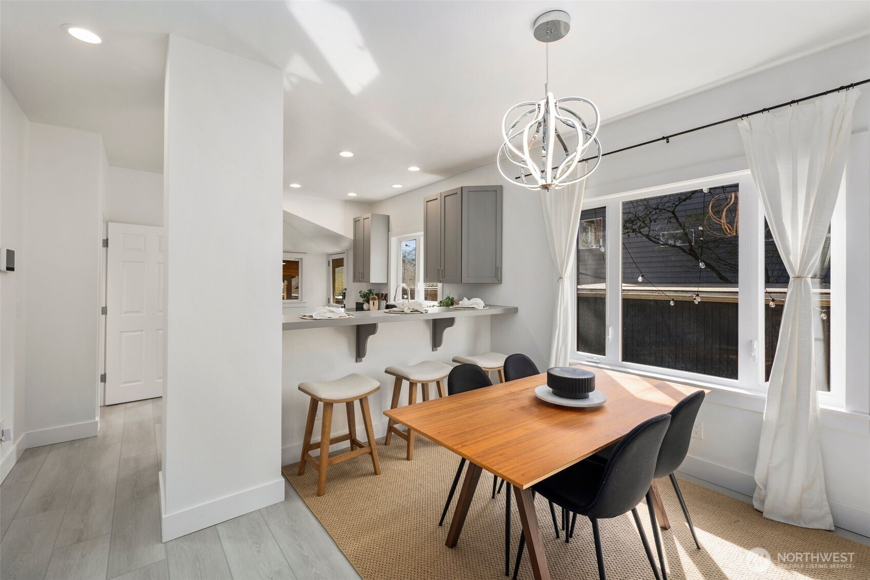 4642 Eastern Avenue North Seattle, WA 98103 - Photo 9 of 34