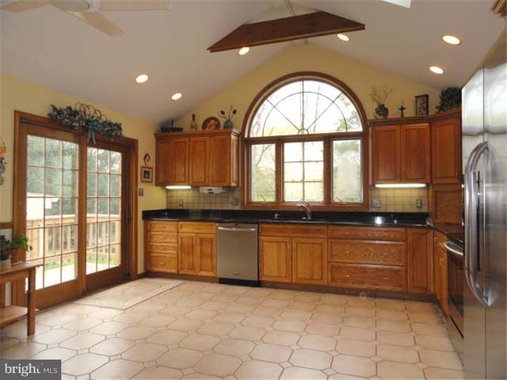 812 Ridge Lane Media, PA 19063 - Photo 11 of 20 Kitchen