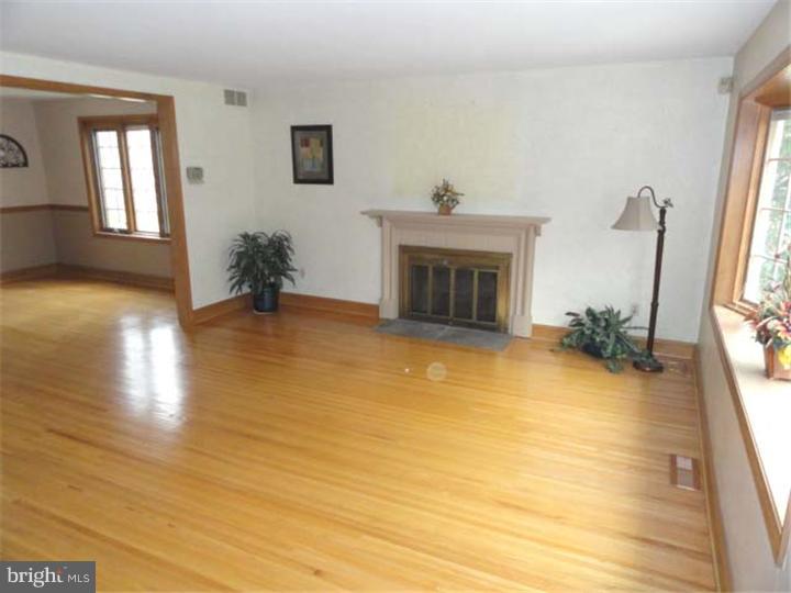 812 Ridge Lane Media, PA 19063 - Photo 8 of 20 Living Room