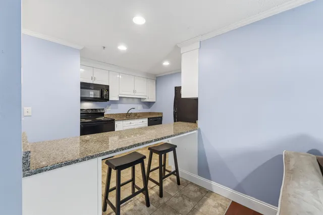 $279,900 | 804 Elmwood Drive, Hudson, NH 03051