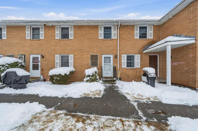 $279,900 | 804 Elmwood Drive, Hudson, NH 03051