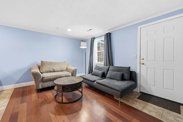 $279,900 | 804 Elmwood Drive, Hudson, NH 03051