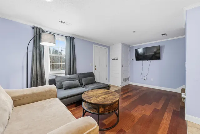 $279,900 | 804 Elmwood Drive, Hudson, NH 03051