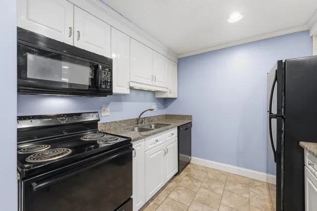 $279,900 | 804 Elmwood Drive, Hudson, NH 03051