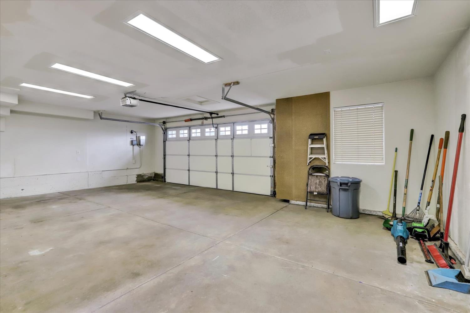 124 Ruby Ledge Court Grass Valley, CA 95945 - Photo 39 of 87 a view of a garage