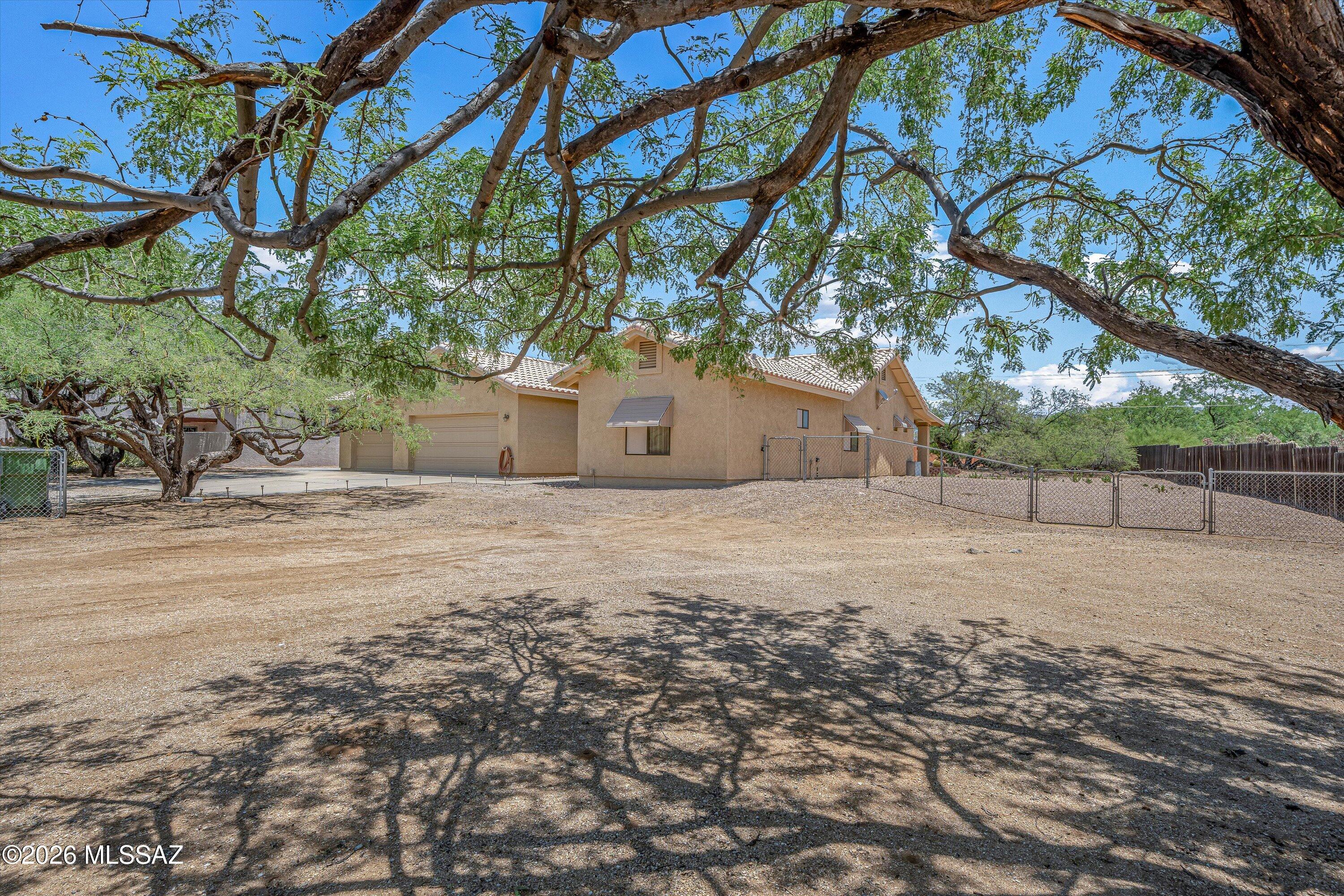 4940 North Castle Ridge Road Tucson, AZ 85749 - Photo 36 of 43 04-Front Yard