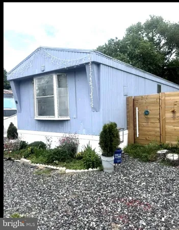 a view of a house with backyard and garden