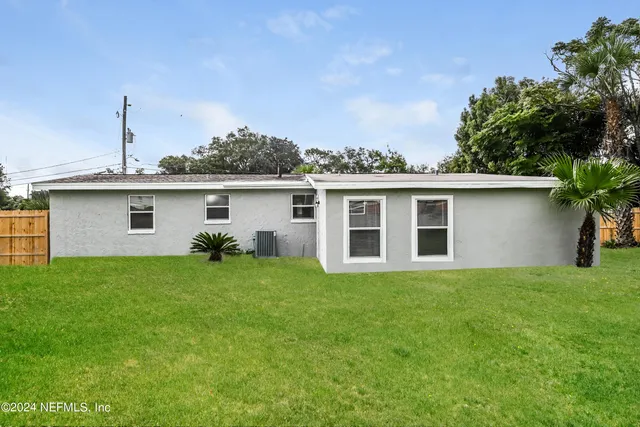 a view of a house with a backyard