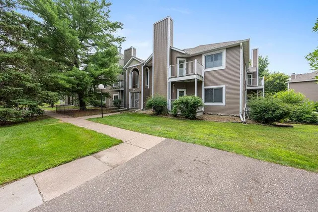 $179,900 | 742 County Rd F West, Unit 1002, Shoreview, MN 55126