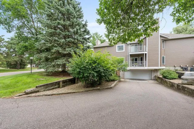 $179,900 | 742 County Rd F West, Unit 1002, Shoreview, MN 55126