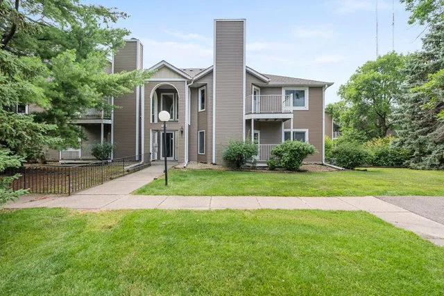 $179,900 | 742 County Rd F West, Unit 1002, Shoreview, MN 55126