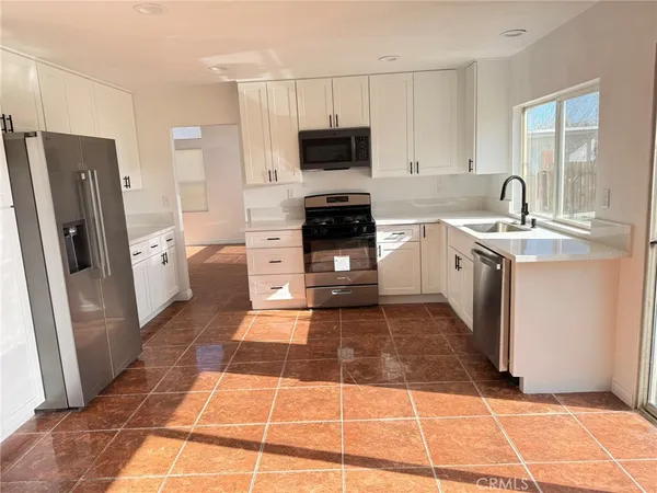 $2,500 | 14325 Tawney Ridge Lane, Victorville, CA 92394