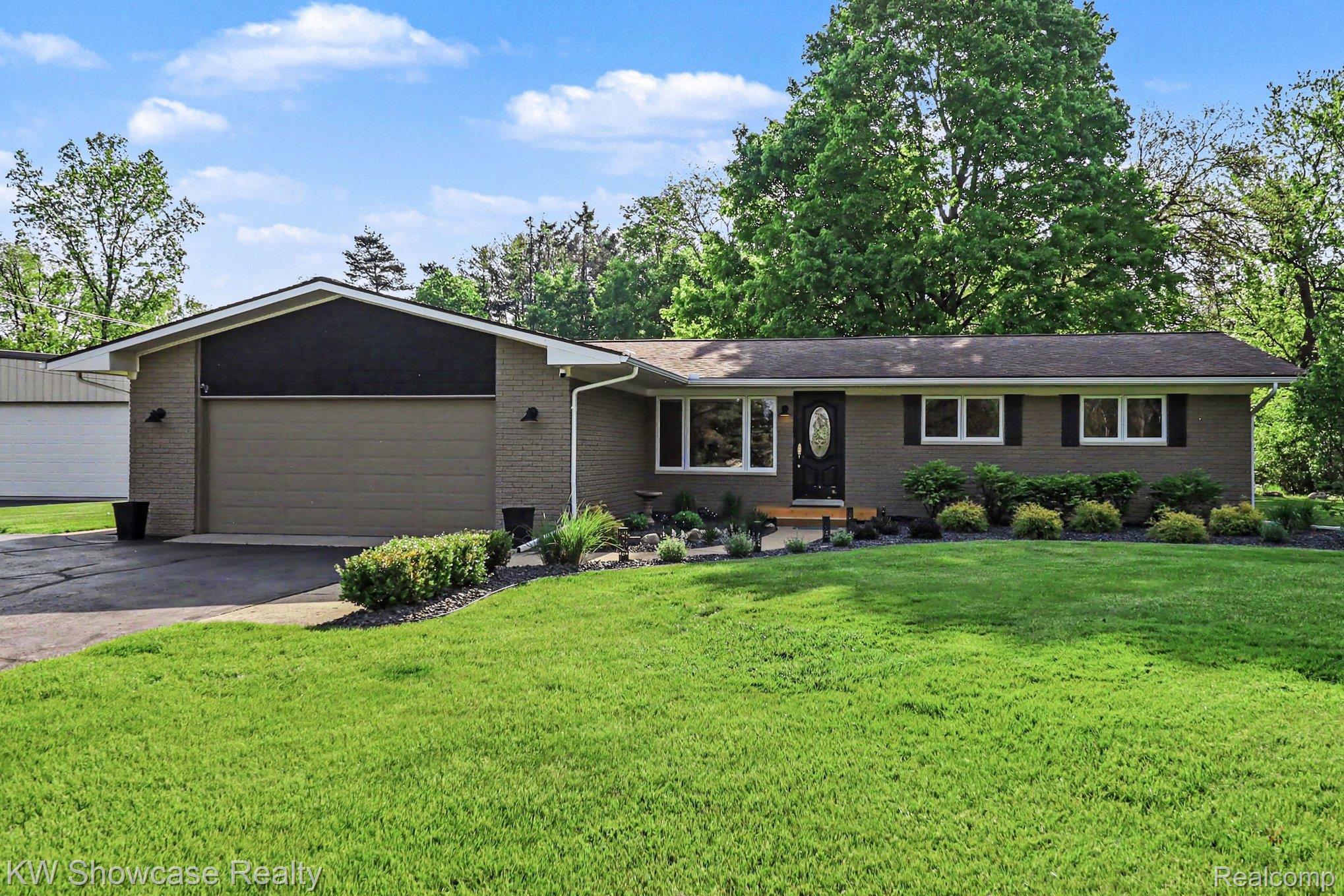 2572 Ridge Road White Lake, MI 48383 - Photo 4 of 44 003_file_9428.jpg