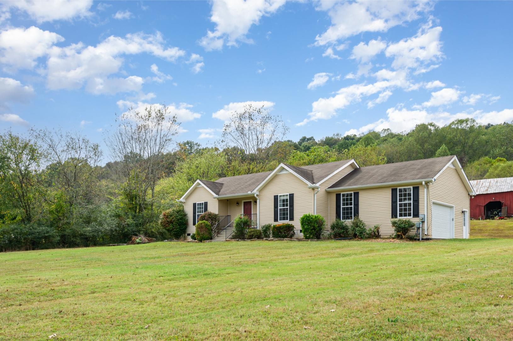 879 Rock Bridge Road Bethpage, TN 37022 - Photo 2 of 39 a front view of a house with a garden