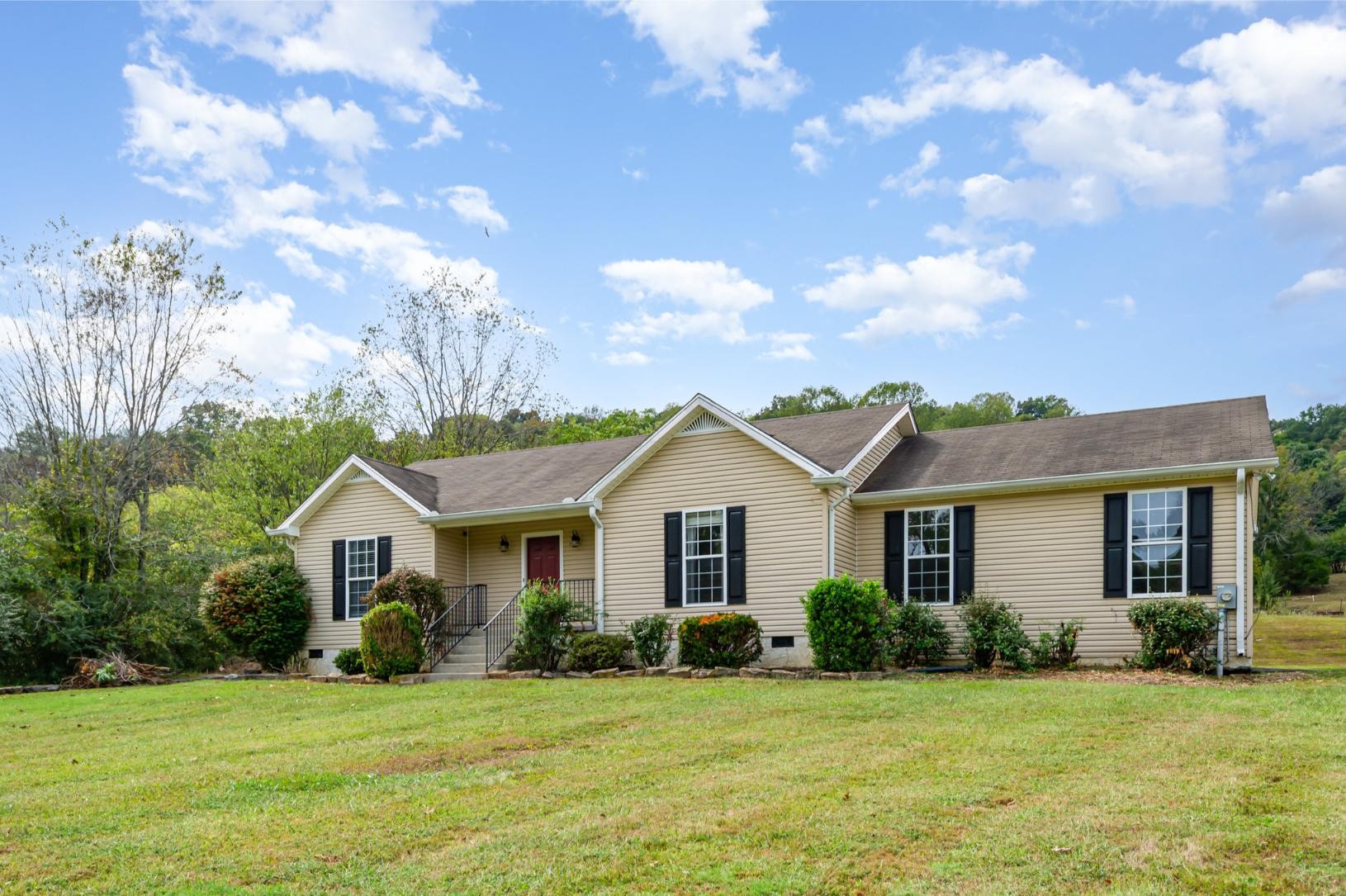 879 Rock Bridge Road Bethpage, TN 37022 - Photo 39 of 39 a front view of a house with a garden