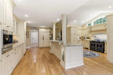$4,345,000 | 2 Shore Drive, Manhasset, NY 11030