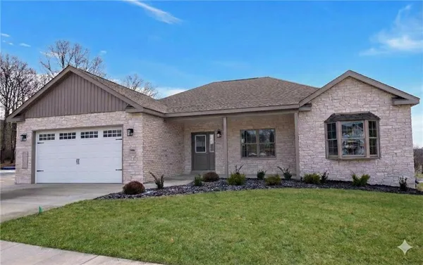 a view of a house with backyard