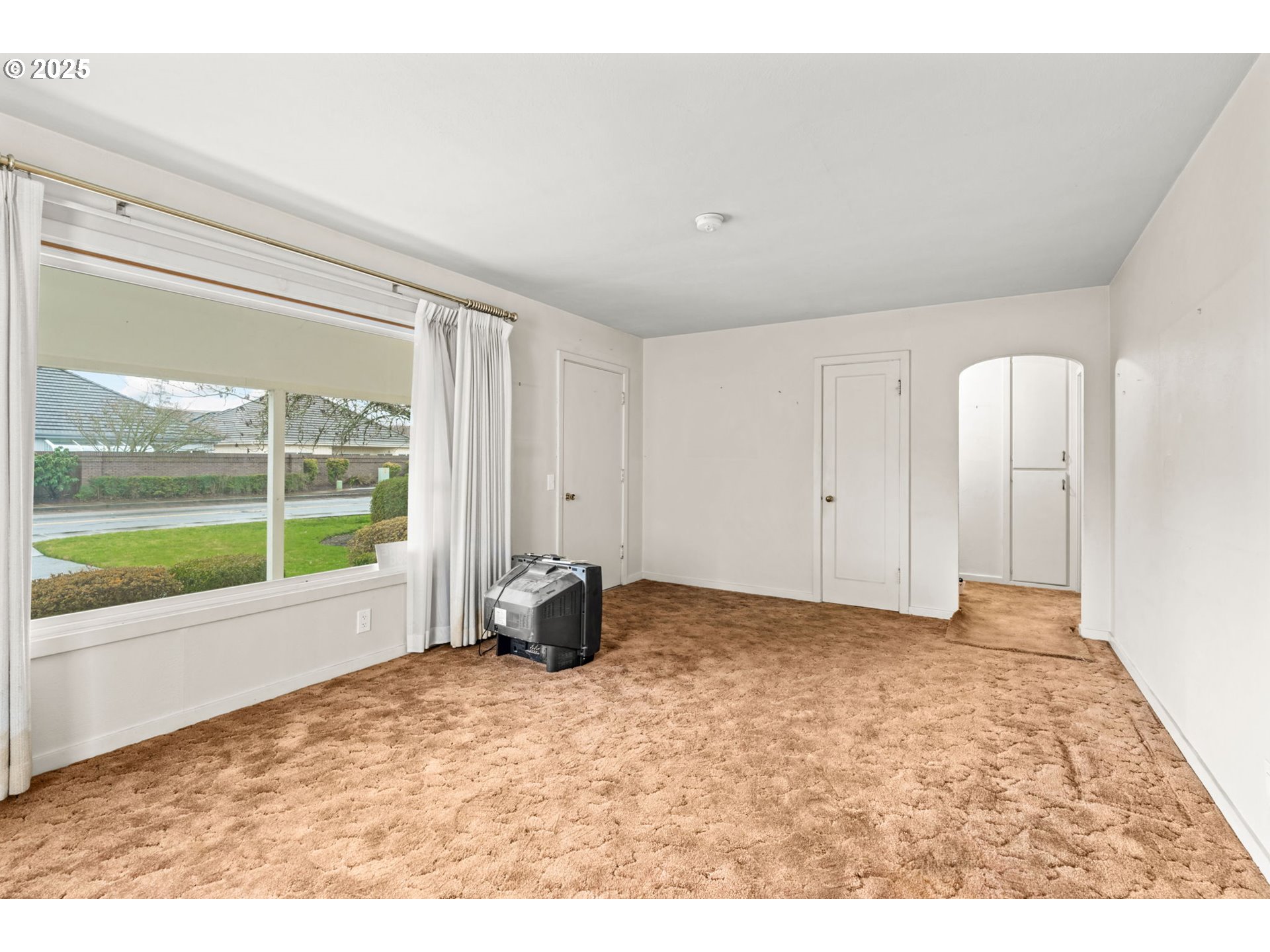 135 Ayres Road Eugene, OR 97408 - Photo 13 of 32 a view of an empty room and window