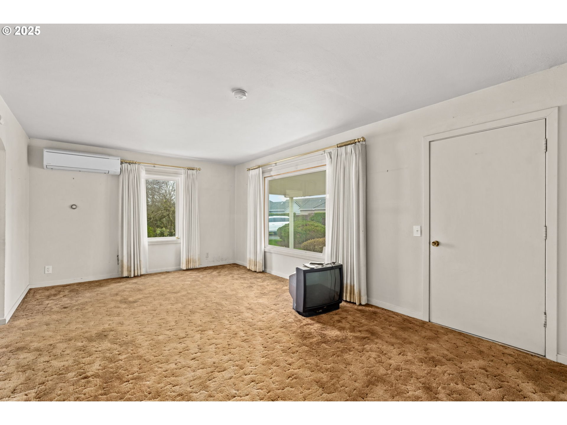 135 Ayres Road Eugene, OR 97408 - Photo 4 of 32 a view of empty room with windows and wardrobe