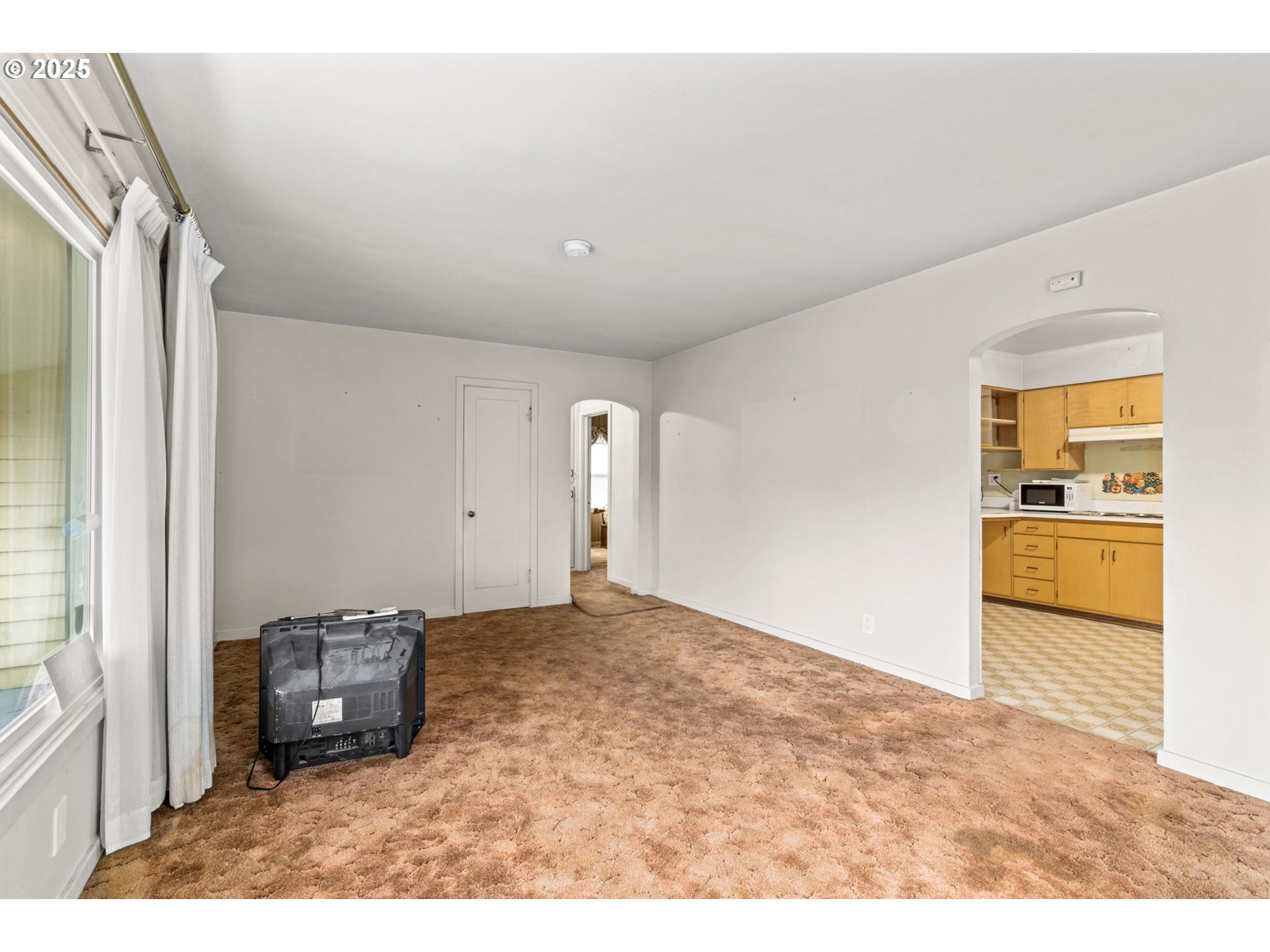 135 Ayres Road Eugene, OR 97408 - Photo 6 of 32 a view of a livingroom with a dresser