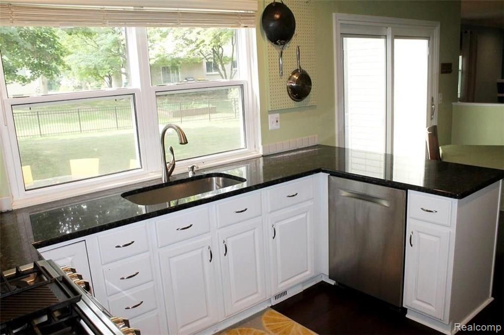 40555 East Mill Rd Court Novi, MI 48375 - Photo 7 of 46 Gallery Image 7
