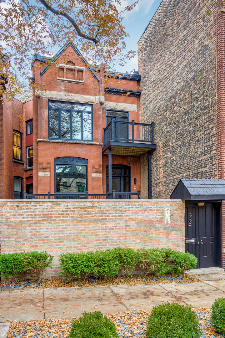 634 West Surf Street Chicago, IL 60657 - Photo 1 of 42 a front view of a house with garden