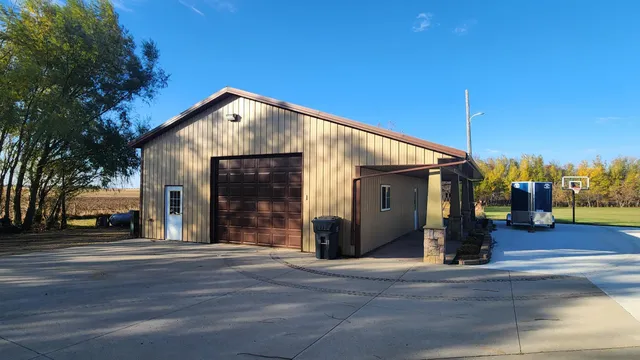 $750,000 | 573 State Highway 30, Pipestone, MN 56164