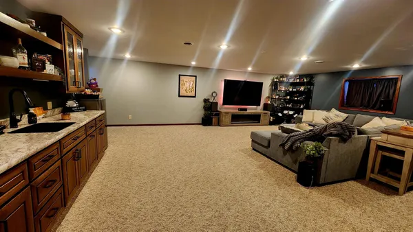 $750,000 | 573 State Highway 30, Pipestone, MN 56164