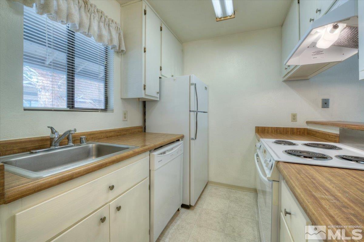 4658 Rio Poco Road Reno, NV 89502 - Photo 4 of 31 a kitchen that has a sink and a stove
