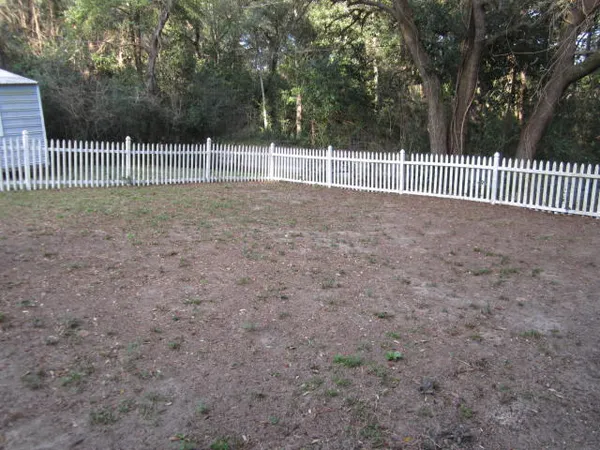 a view of a backyard