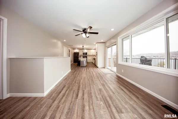 $695,000 | 12147 Pebble Point Road, Marion, IL 62959