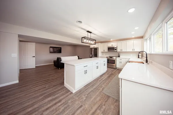 $695,000 | 12147 Pebble Point Road, Marion, IL 62959