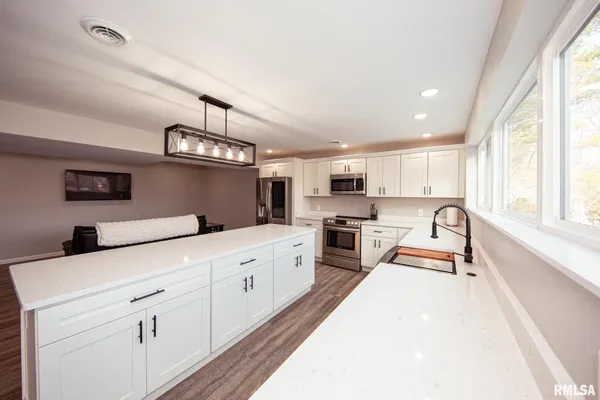 $695,000 | 12147 Pebble Point Road, Marion, IL 62959
