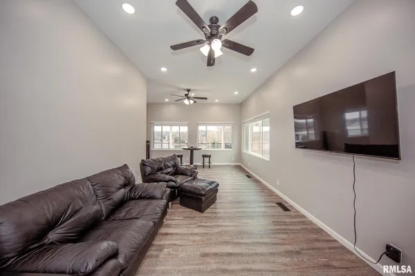 $695,000 | 12147 Pebble Point Road, Marion, IL 62959