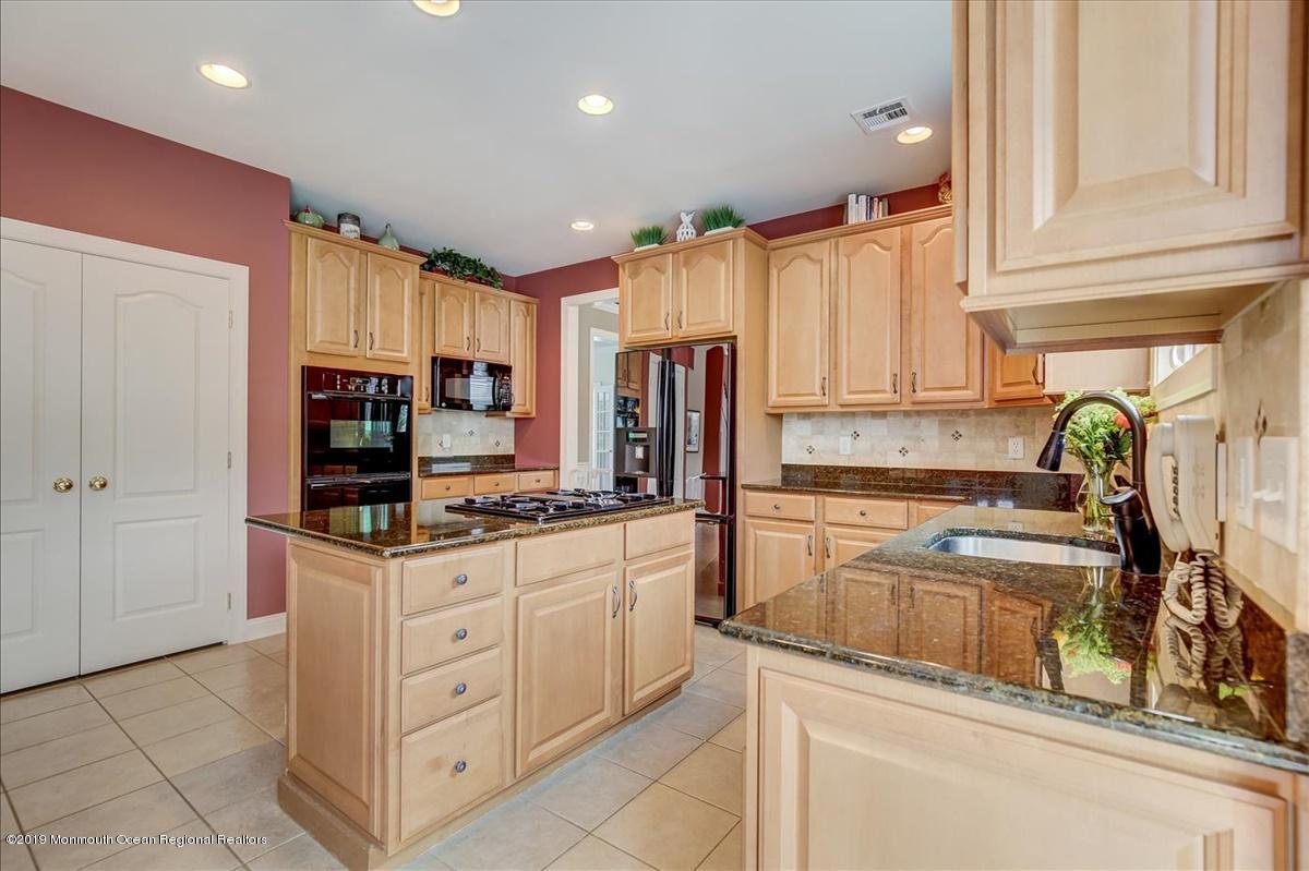 38 Great Bridge Road Freehold, NJ 07728 - Photo 12 of 42 11-Kitchen