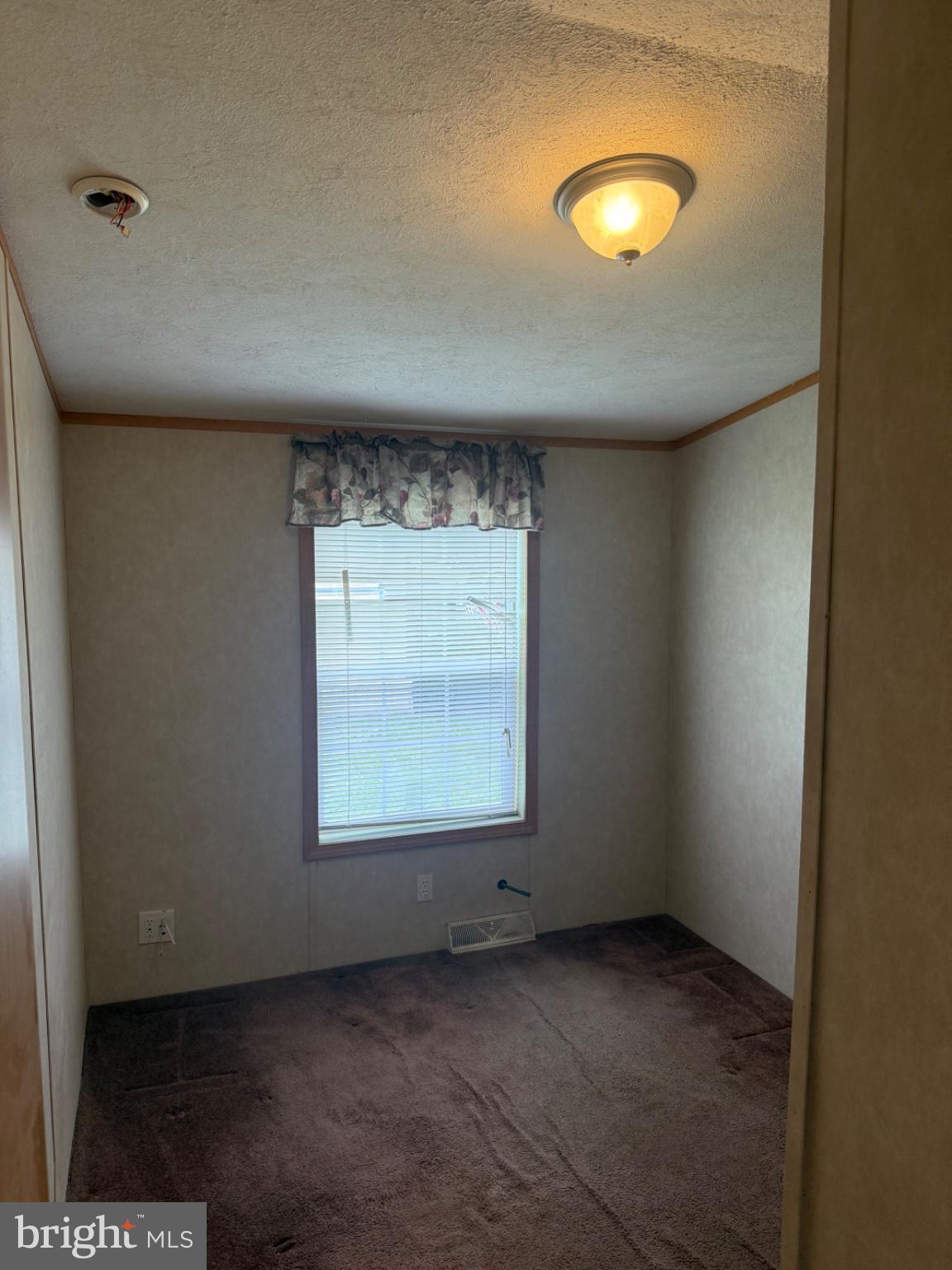 5 Revolutionary Road Mount Bethel, PA 18343 - Photo 15 of 28 Cozy room with natural light.
