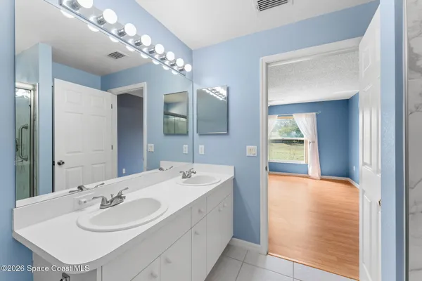 a en suite bathroom with a sink and a mirror