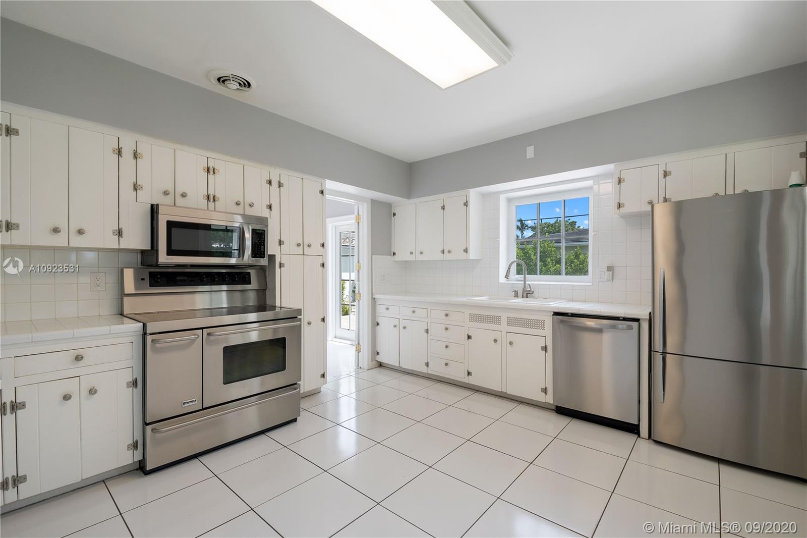3911 Riviera Drive Coral Gables, FL 33134 - Photo 8 of 40