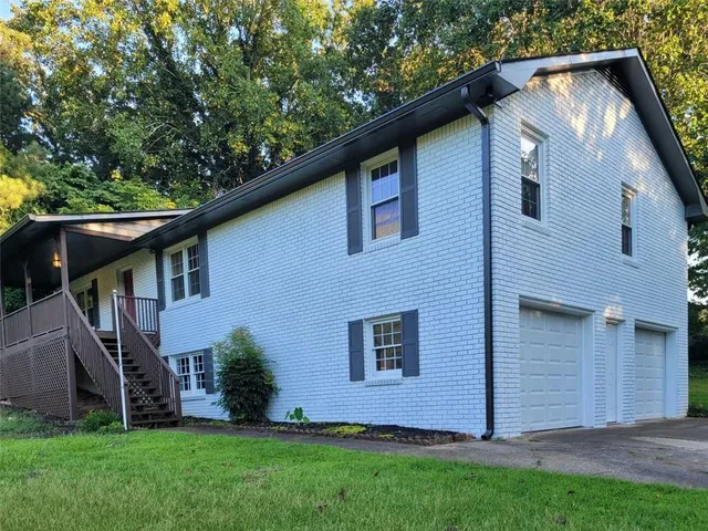 a view of front of a house with a yard