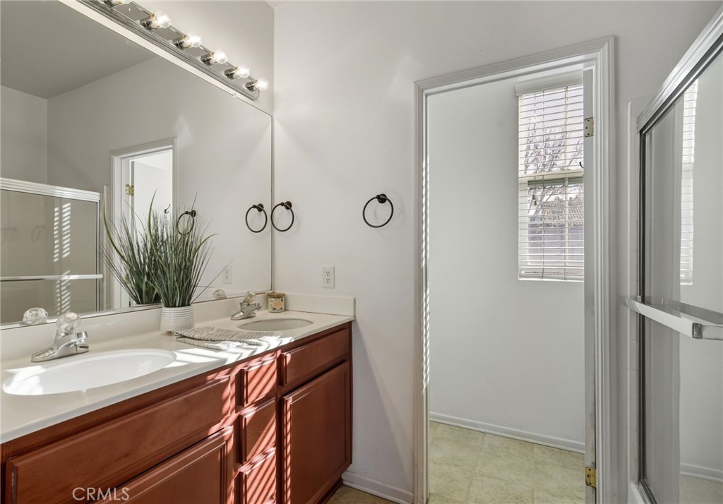 1626 Green Hills Road Perris, CA 92571 - Photo 15 of 27 Primary En Suite w/ Dual Sinks & Shower/tub