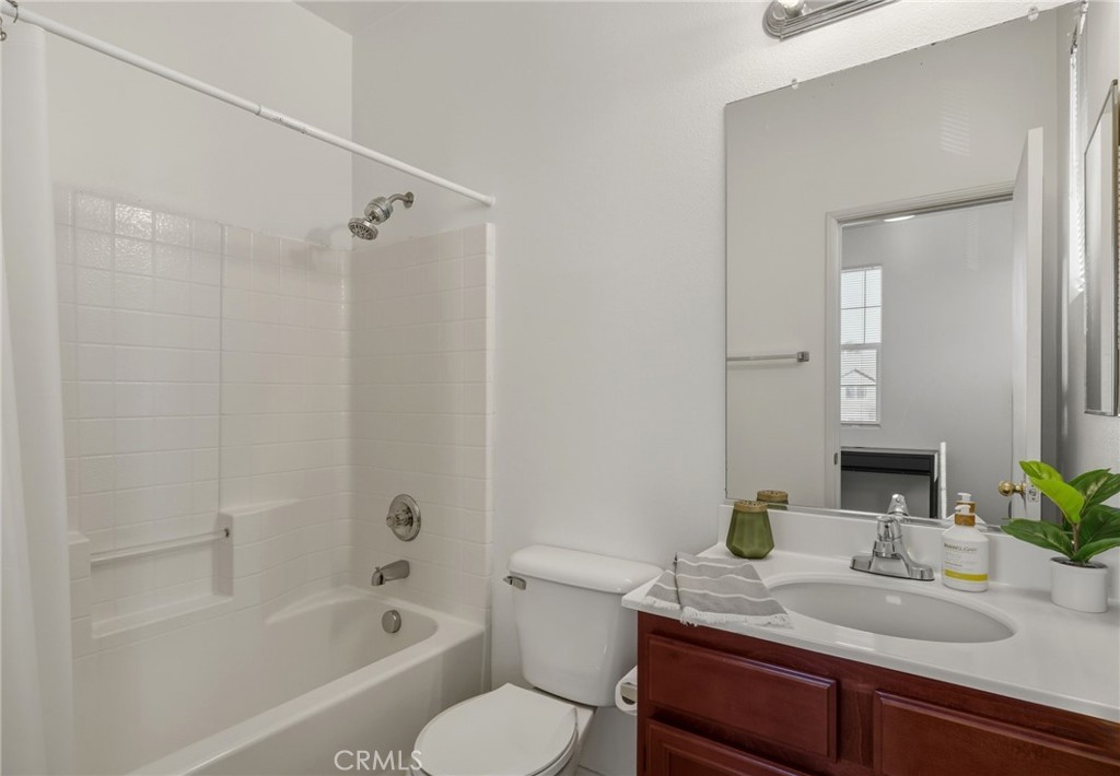 1626 Green Hills Road Perris, CA 92571 - Photo 18 of 27 En Suite Bathroom