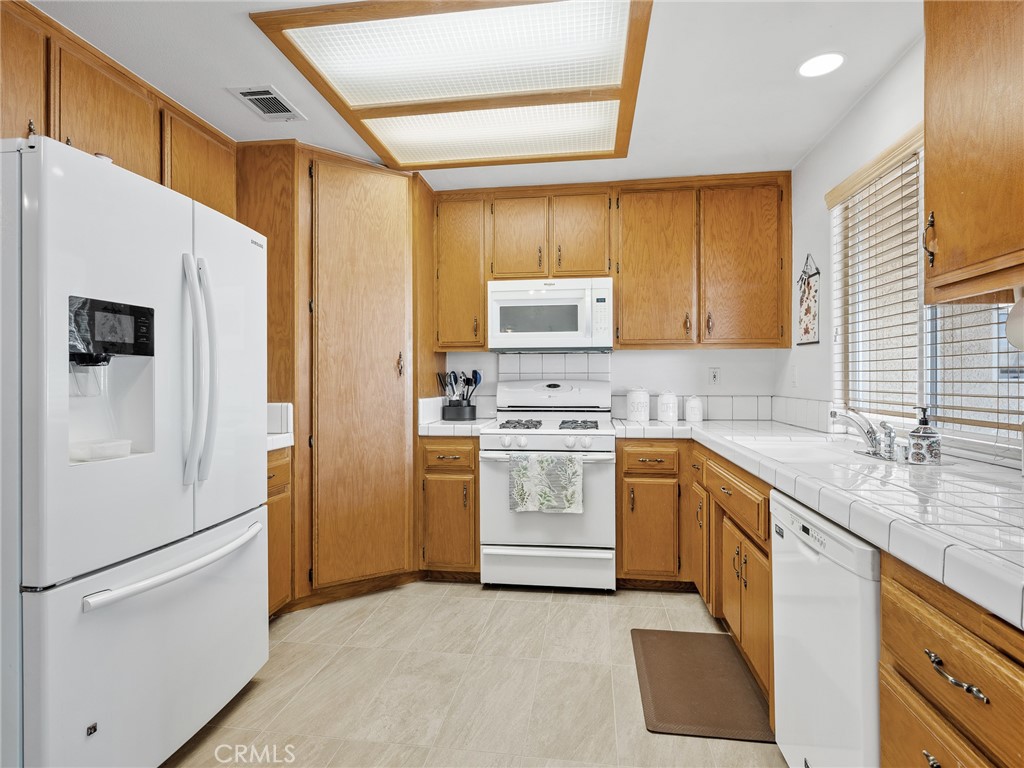 8840 Smoke Tree Road Phelan, CA 92371 - Photo 14 of 50