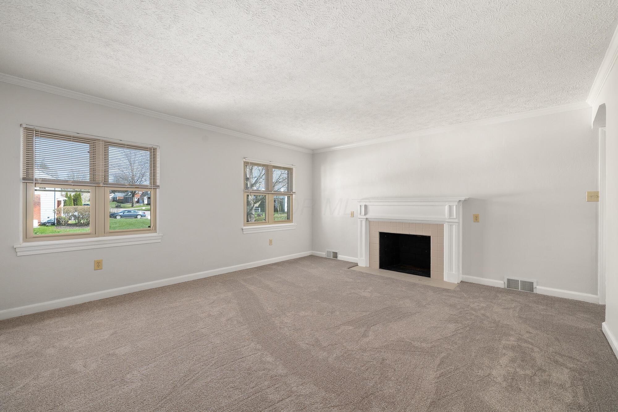 299 Taylor Road Mansfield, OH 44903 - Photo 9 of 40 Living Room