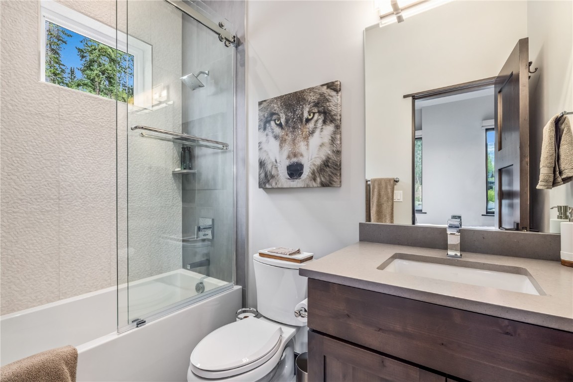 380 River Park Drive Breckenridge, CO 80424 - Photo 23 of 45 a bathroom with a sink a toilet and a bathtub