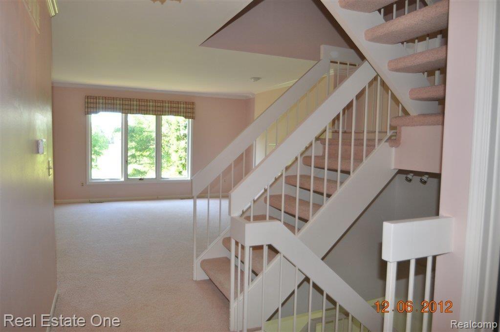864 GreenView Court Rochester, MI 48307 - Photo 11 of 25 Staircase