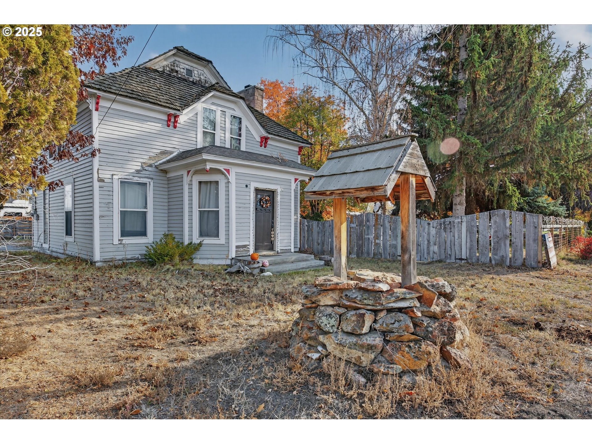 1490 10th Street Baker City, OR 97814 - Photo 3 of 24 a front view of a house with a yard