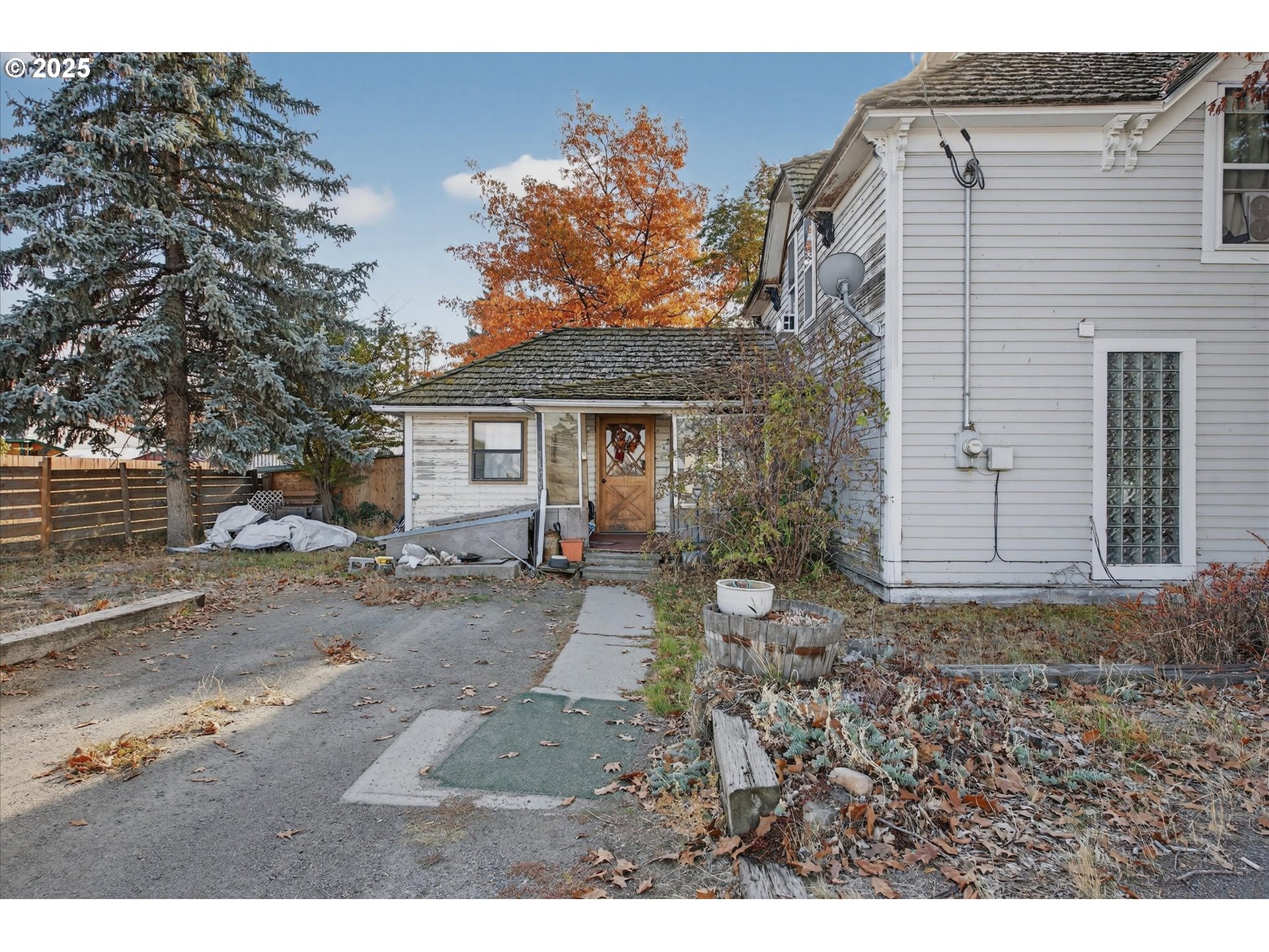 1490 10th Street Baker City, OR 97814 - Photo 6 of 24 a backyard of a house with table and chairs
